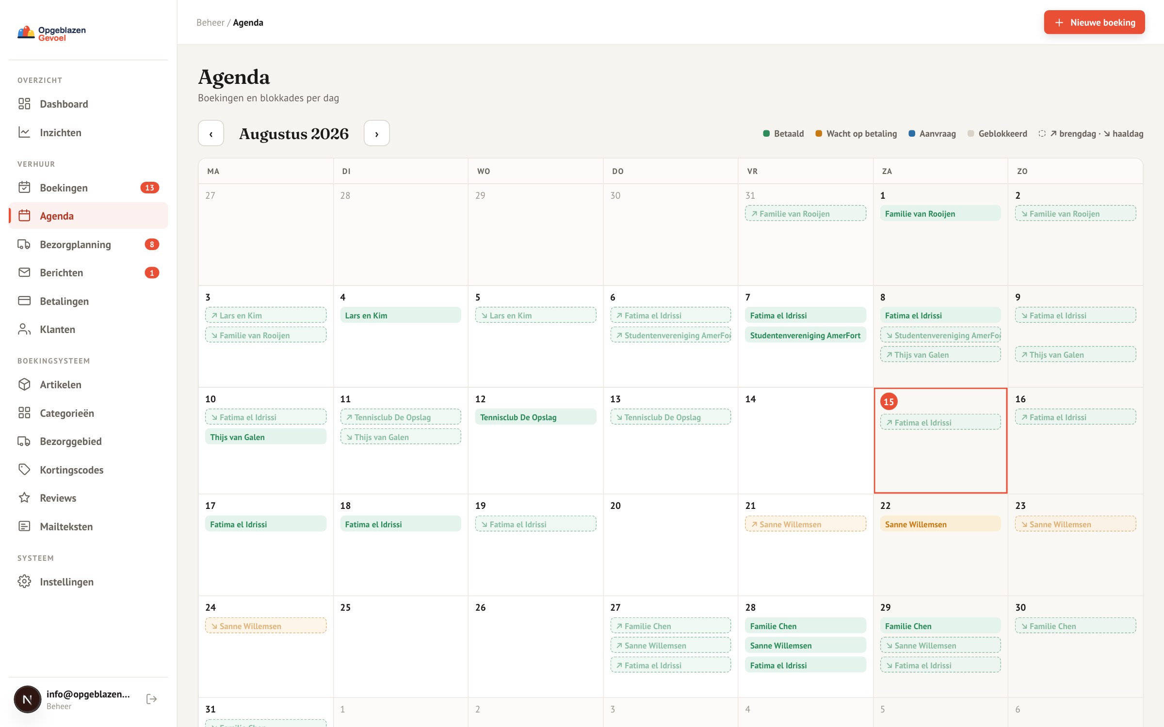 De agenda in de beheeromgeving: een maandkalender met per dag de boekingen, de brengdag en de haaldag
